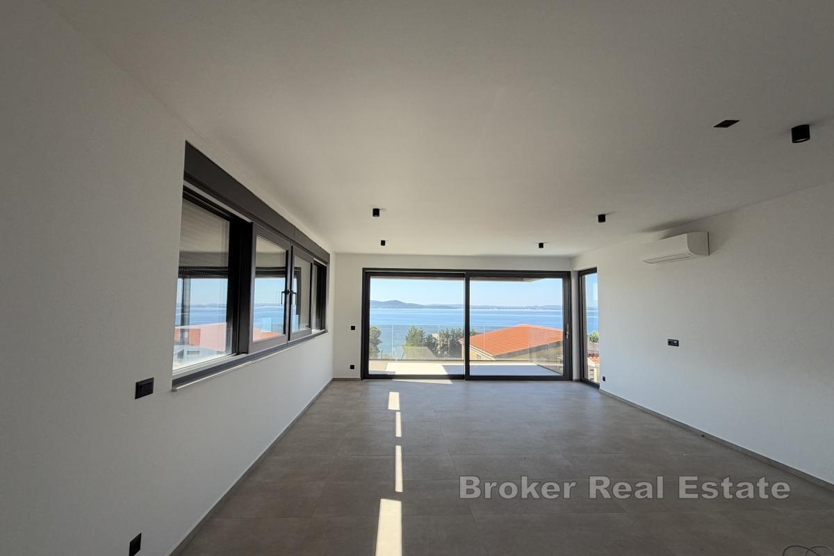 Moderno appartamento in un nuovo edificio con vista mare aperta