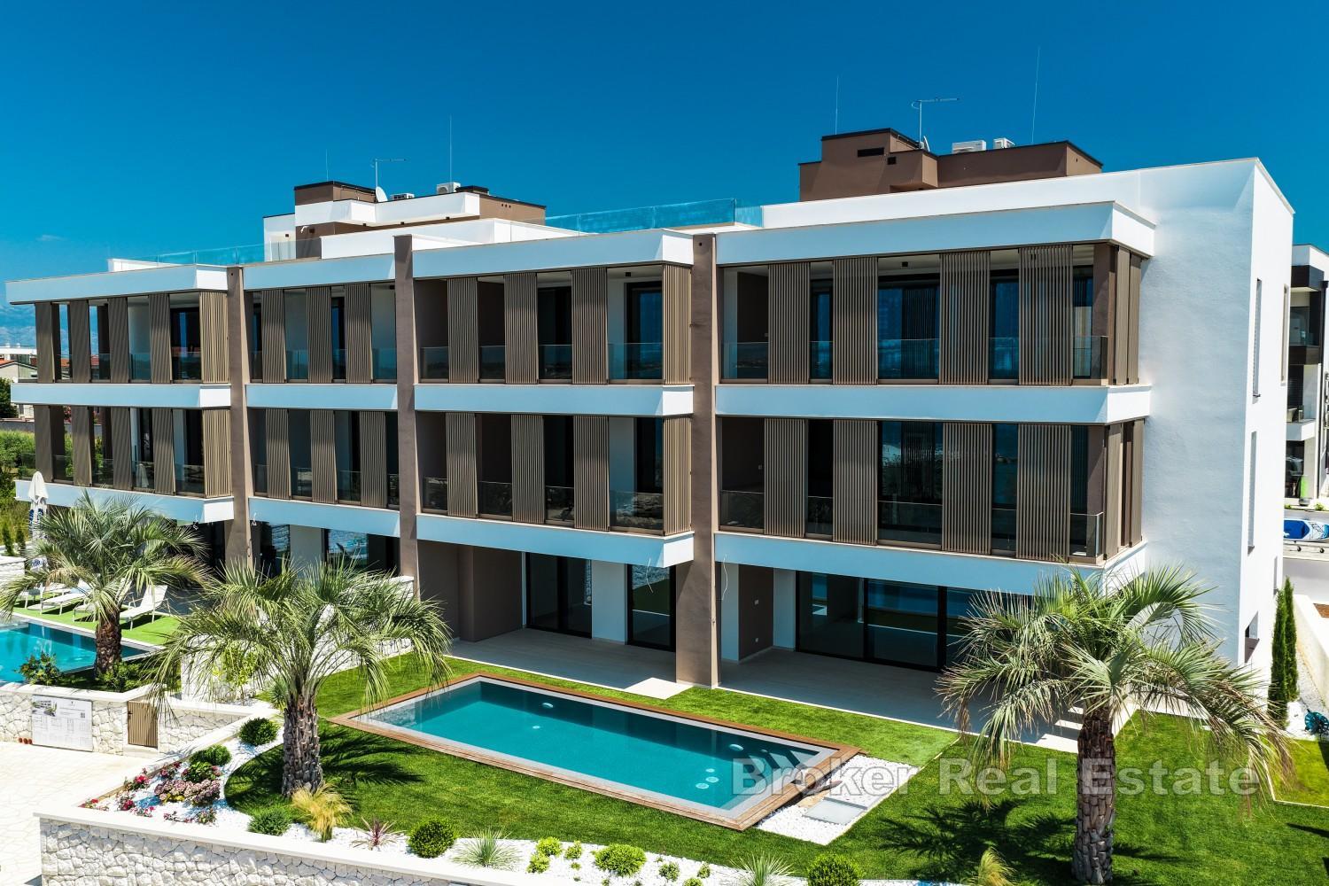 Penthouse s vlastní střešní terasou - první řada k moři