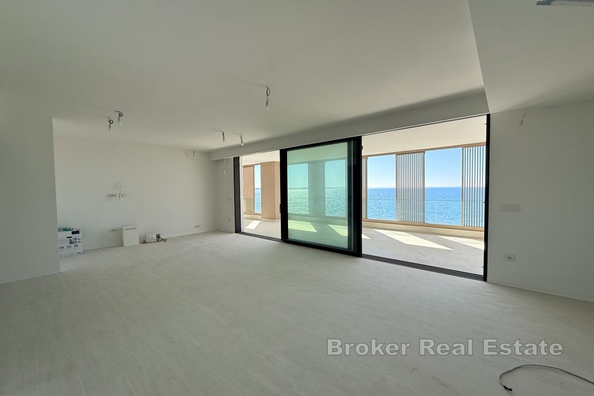 Penthouse s vlastní střešní terasou - první řada k moři