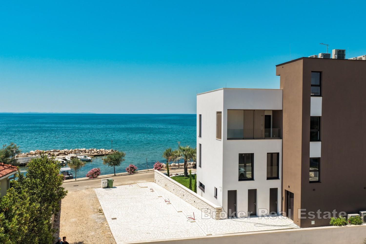 Penthouse s vlastní střešní terasou - první řada k moři