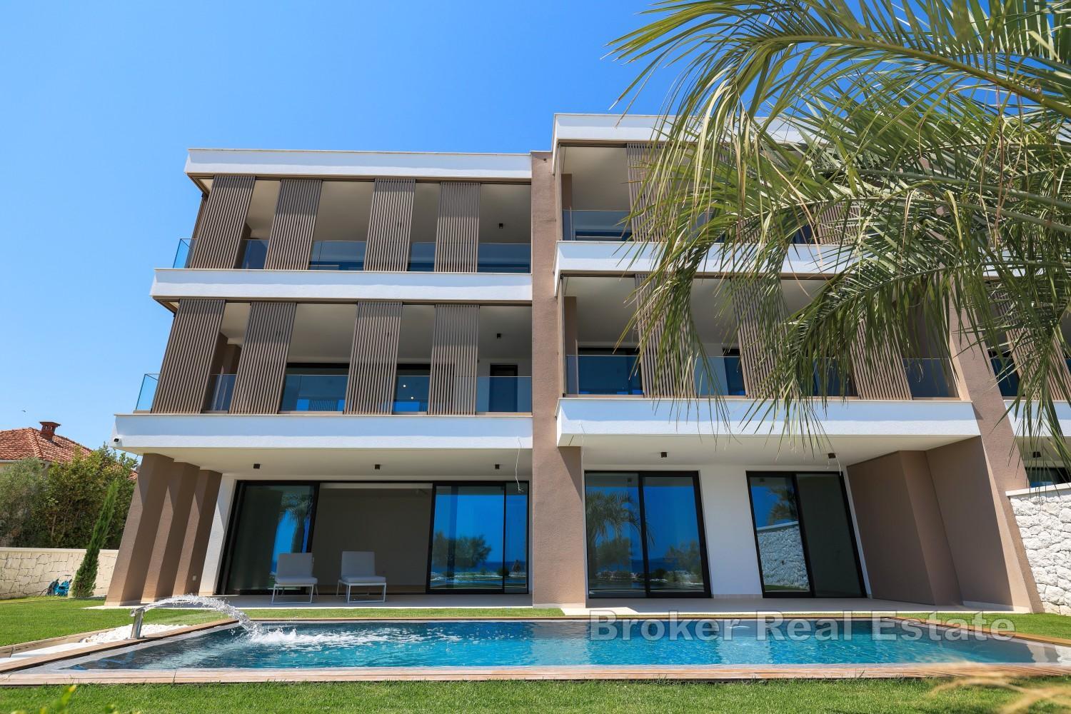 Ein luxuriöses Apartment mit Pool in prestigeträchtiger Lage am Meer
