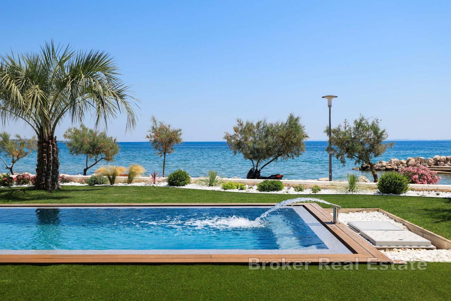 Ein luxuriöses Apartment mit Pool in prestigeträchtiger Lage am Meer