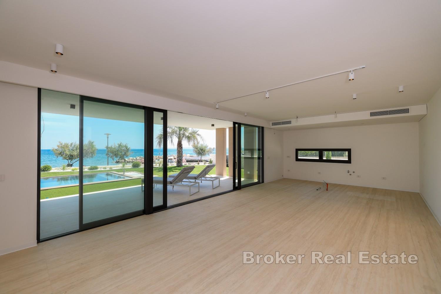 Ein luxuriöses Apartment mit Pool in prestigeträchtiger Lage am Meer