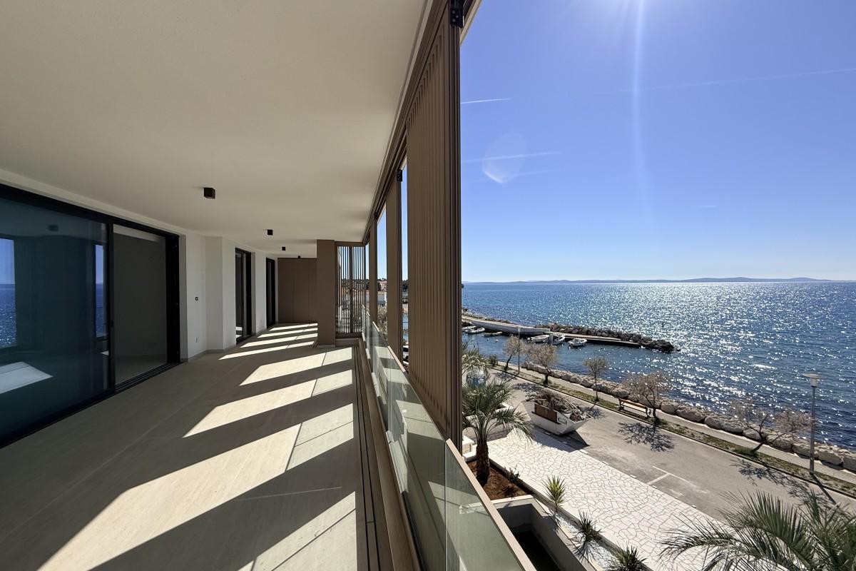 Penthouse s krovnom terasom u prvom redu do mora