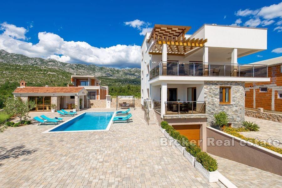 Villa con ampio giardino e piscina