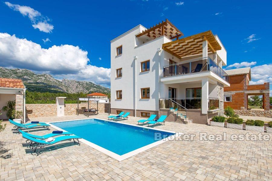 Villa con ampio giardino e piscina