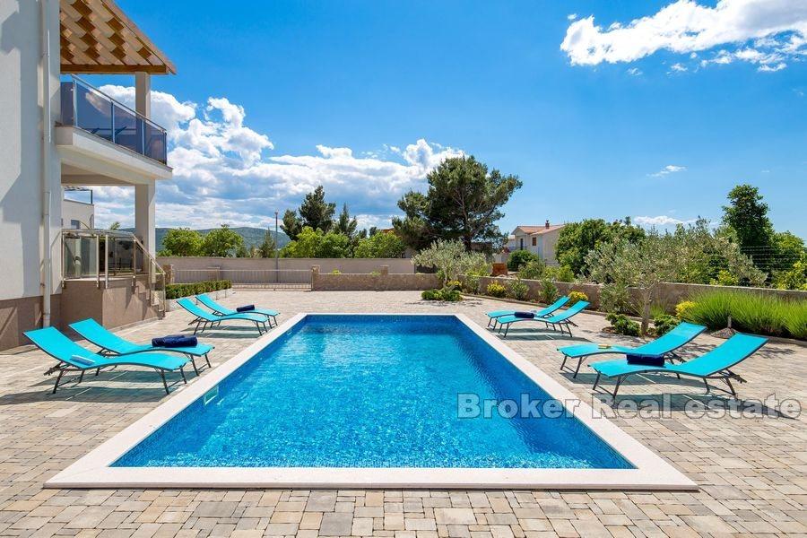 Villa con ampio giardino e piscina