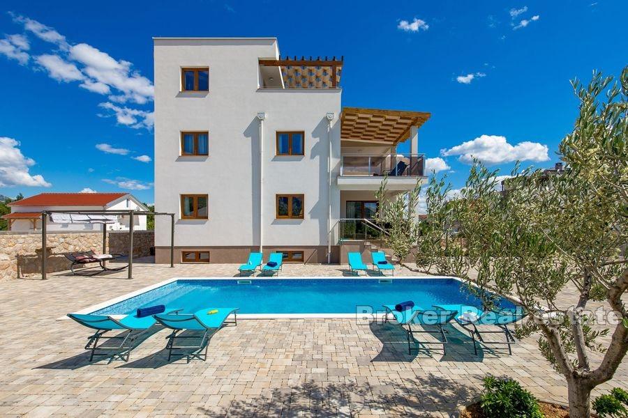 Villa con ampio giardino e piscina