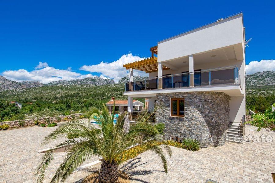 Villa con ampio giardino e piscina