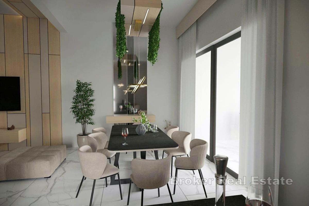Penthouse se střešní terasou v první řadě u moře