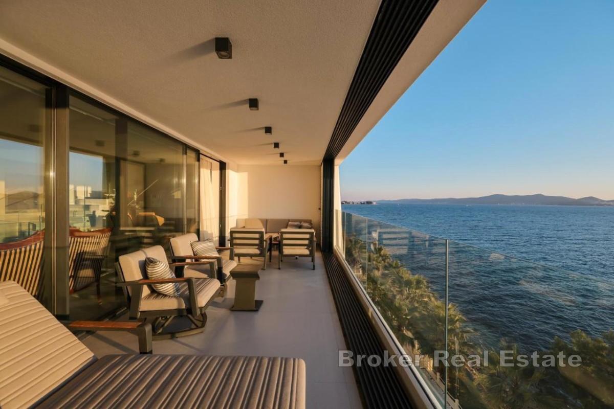 Dvoupatrový penthouse se střešní terasou a soukromým bazénem v první řadě u moře