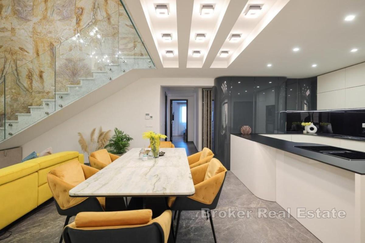 Dvoupatrový penthouse se střešní terasou a soukromým bazénem v první řadě u moře
