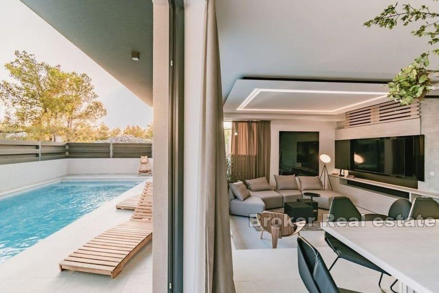 Luxuriöse, moderne Villa mit Pool