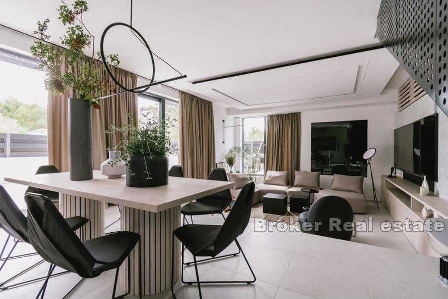 Luxuriöse, moderne Villa mit Pool
