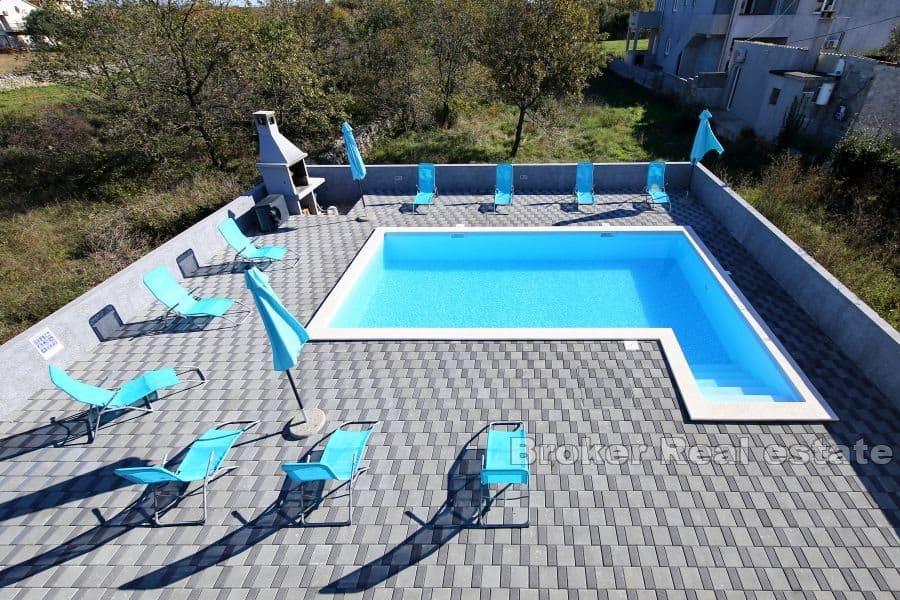Modernt hus med pool
