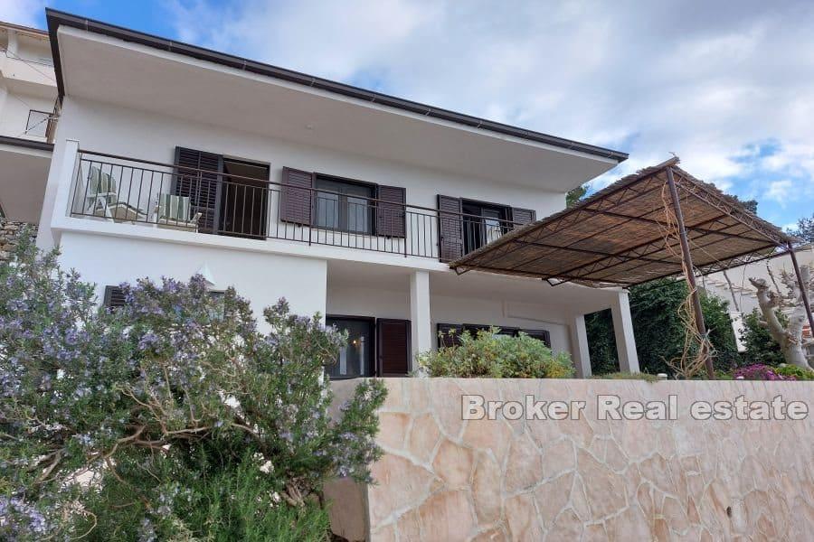 Casa con tre appartamenti e vista mare