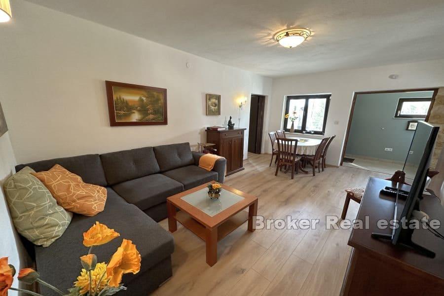 Casa con tre appartamenti e vista mare