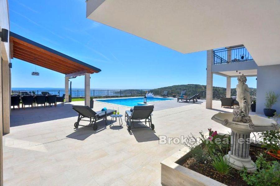 Villa con piscina e vista mare