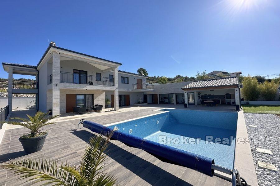 Villa con piscina e vista mare