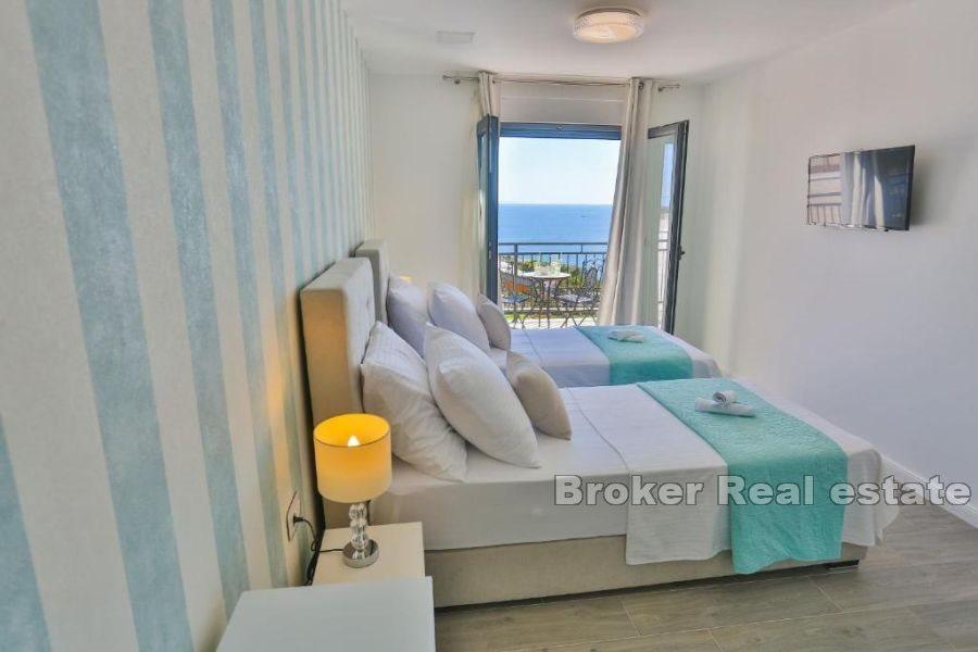 Villa con piscina e vista mare