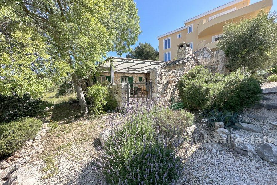 Hus med uthus i stein