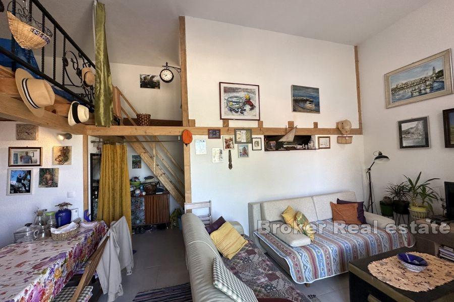Hus med uthus i stein