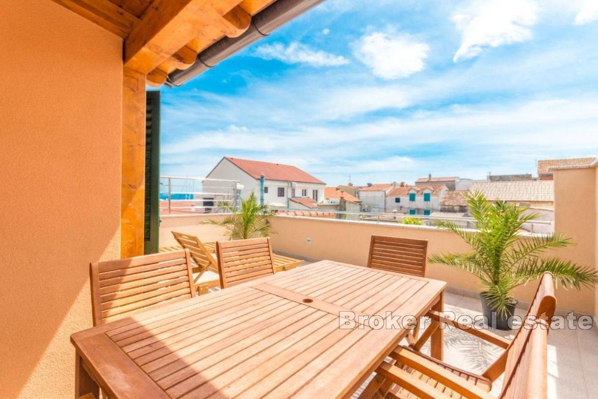 Palazzina con cinque appartamenti completamente ristrutturati vicino al mare
