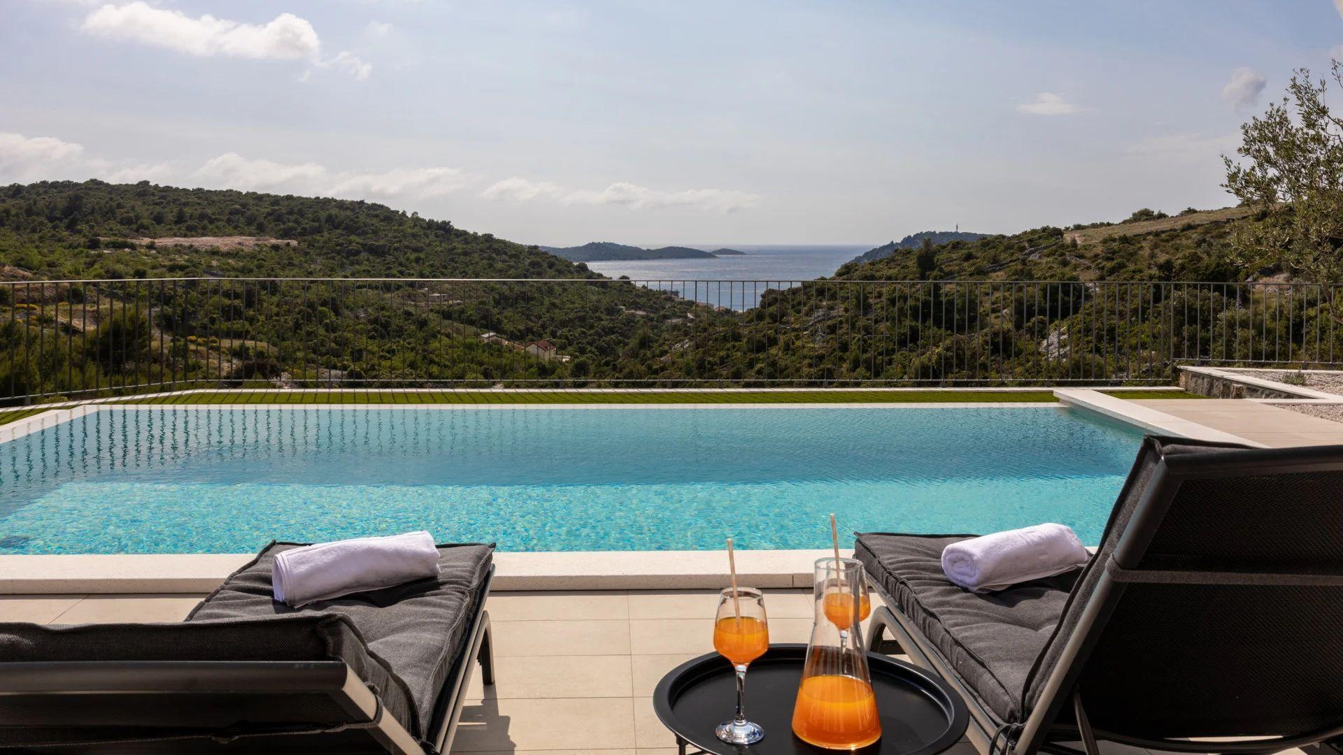 Villa mit Pool und Meerblick