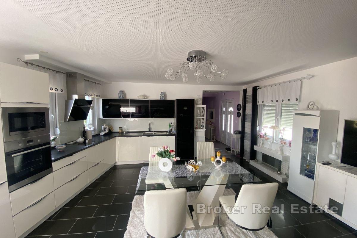 Modernes Einfamilienhaus mit Meerblick