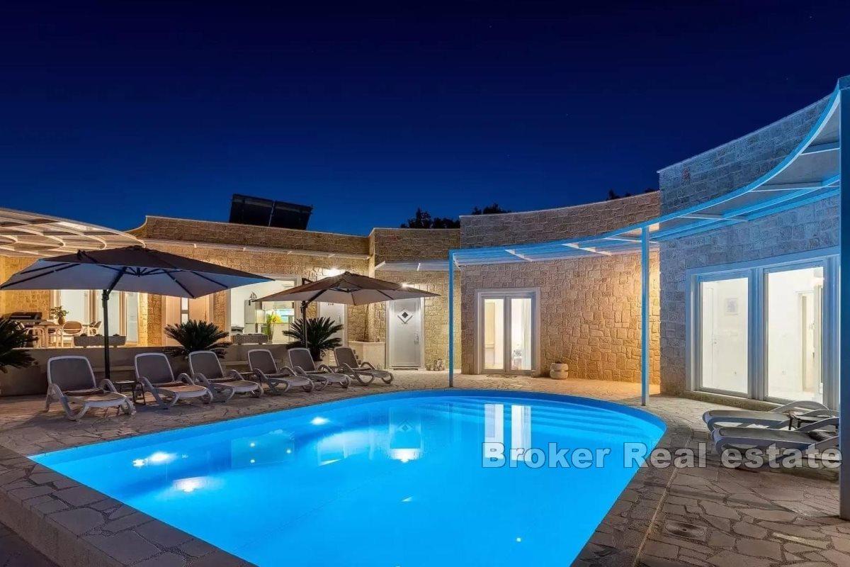 Villa moderna con linee ovali vicino al mare