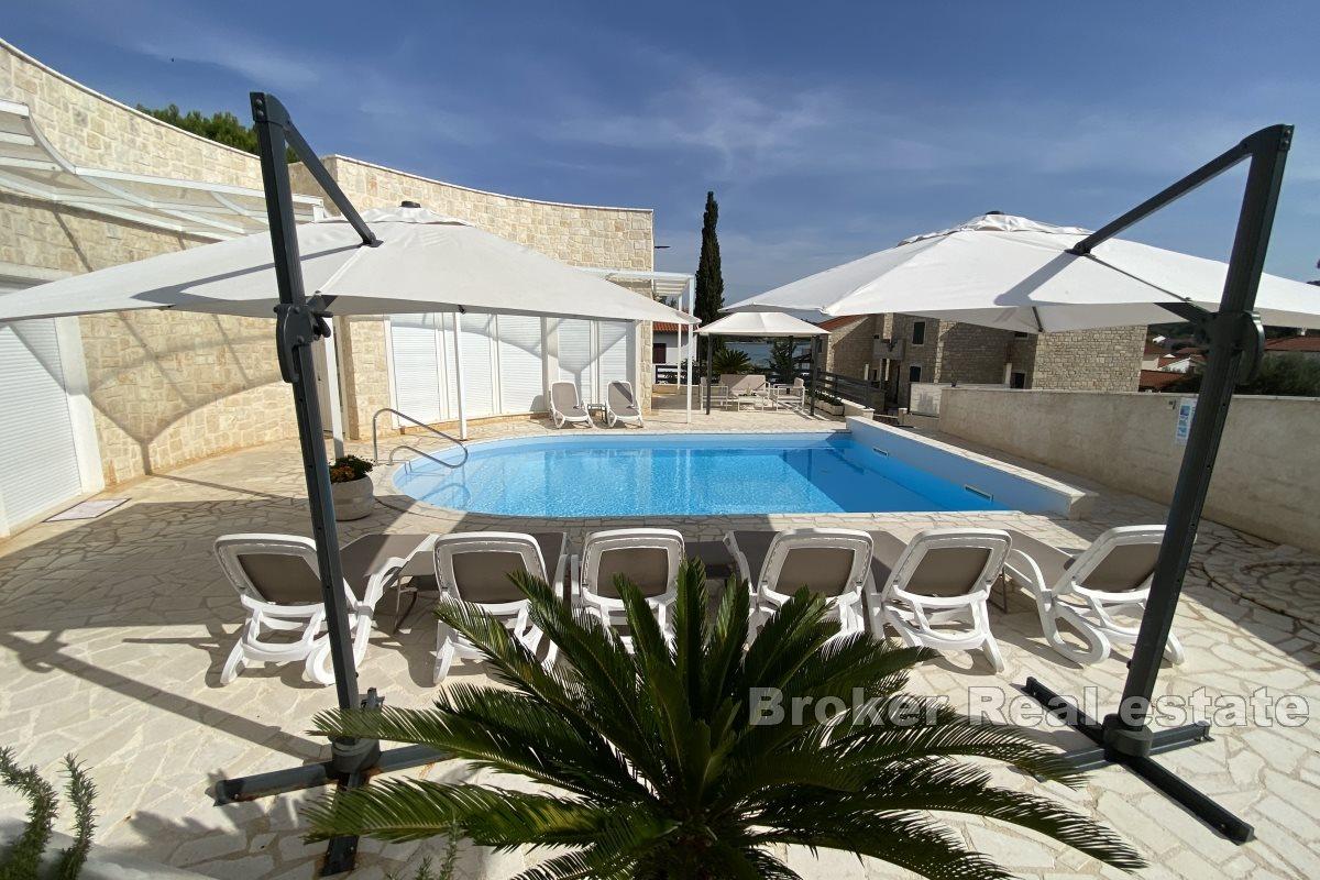 Villa moderna con linee ovali vicino al mare