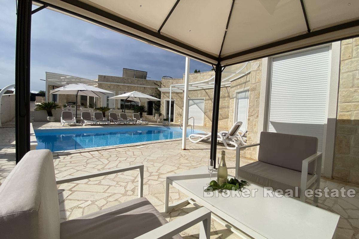 Villa moderna con linee ovali vicino al mare