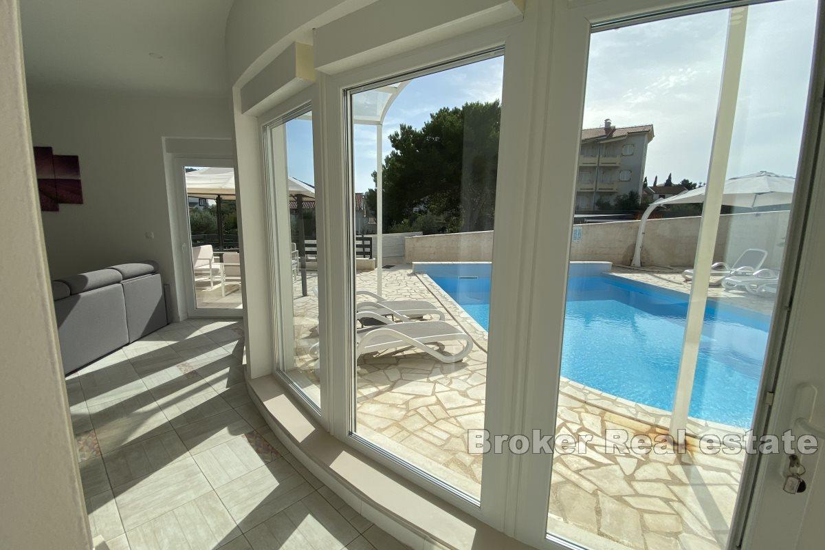 Villa moderna con linee ovali vicino al mare
