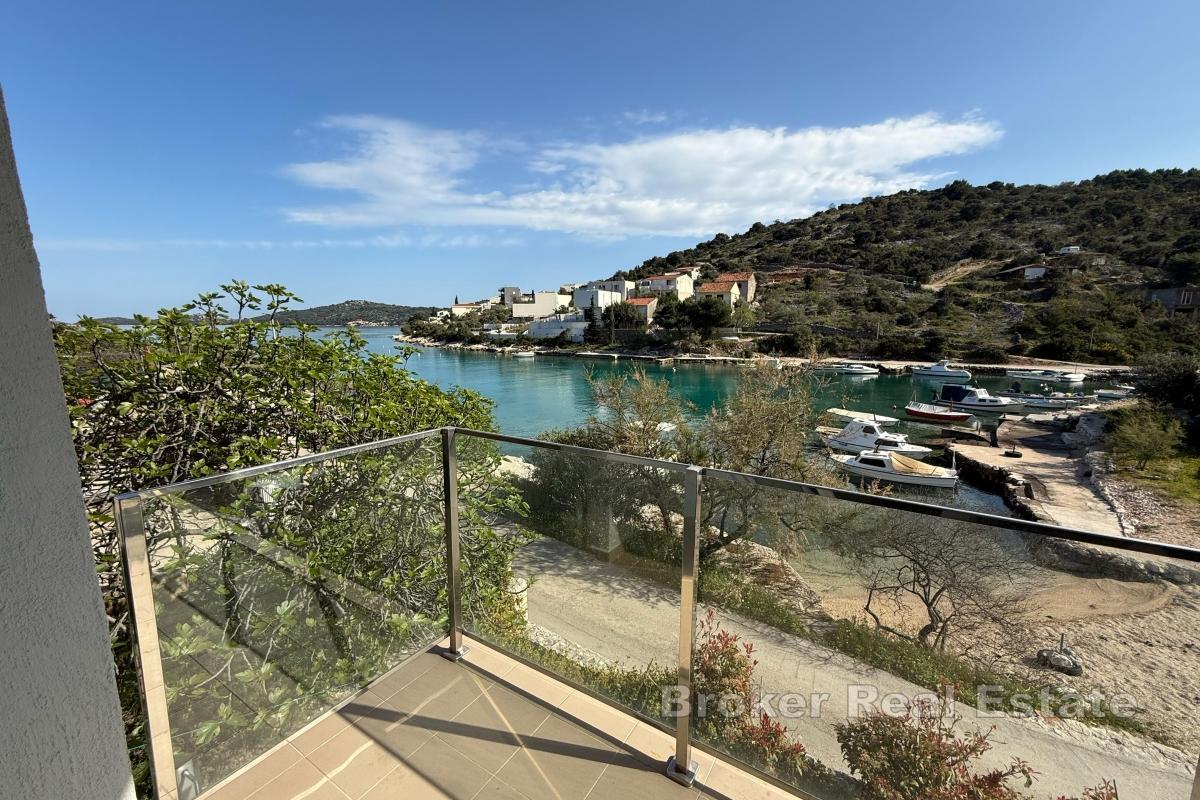 Charmant appartement à vendre – Première ligne de mer, près de Rogoznica