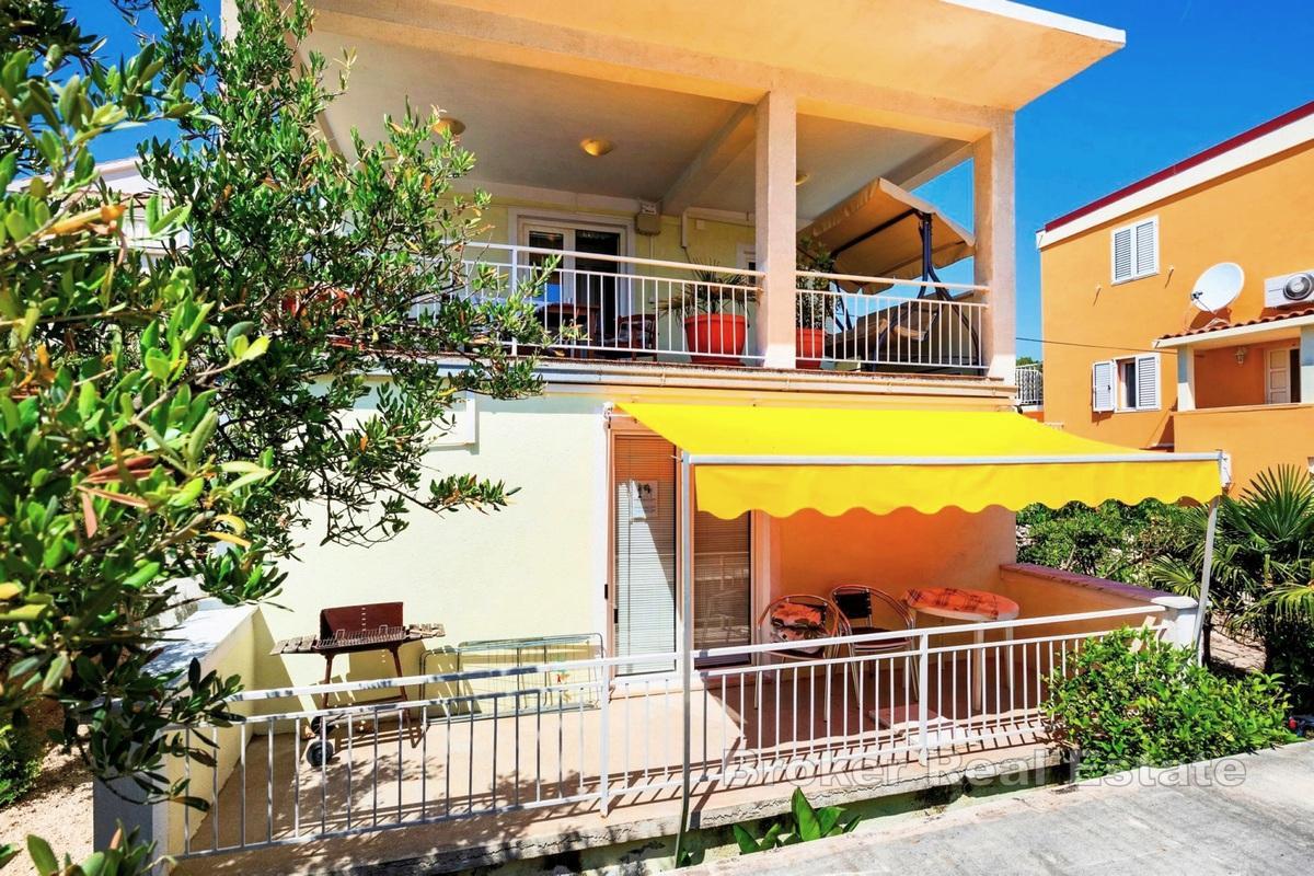 Uroczy dom z trzema apartamentami i widokiem na morze