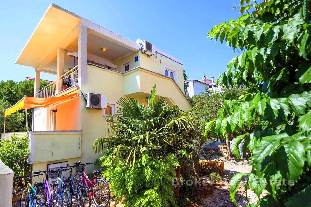 Uroczy dom z trzema apartamentami i widokiem na morze