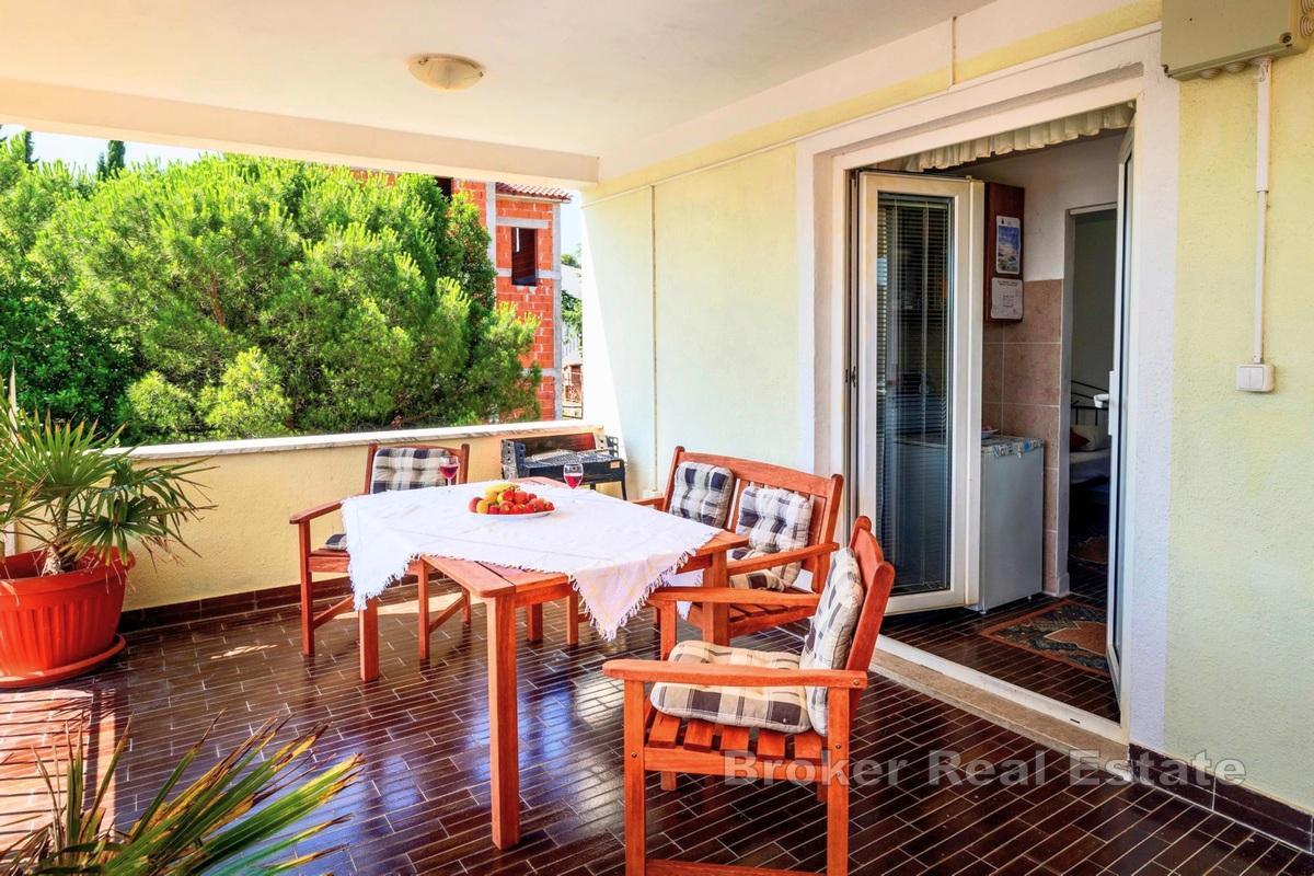 Uroczy dom z trzema apartamentami i widokiem na morze