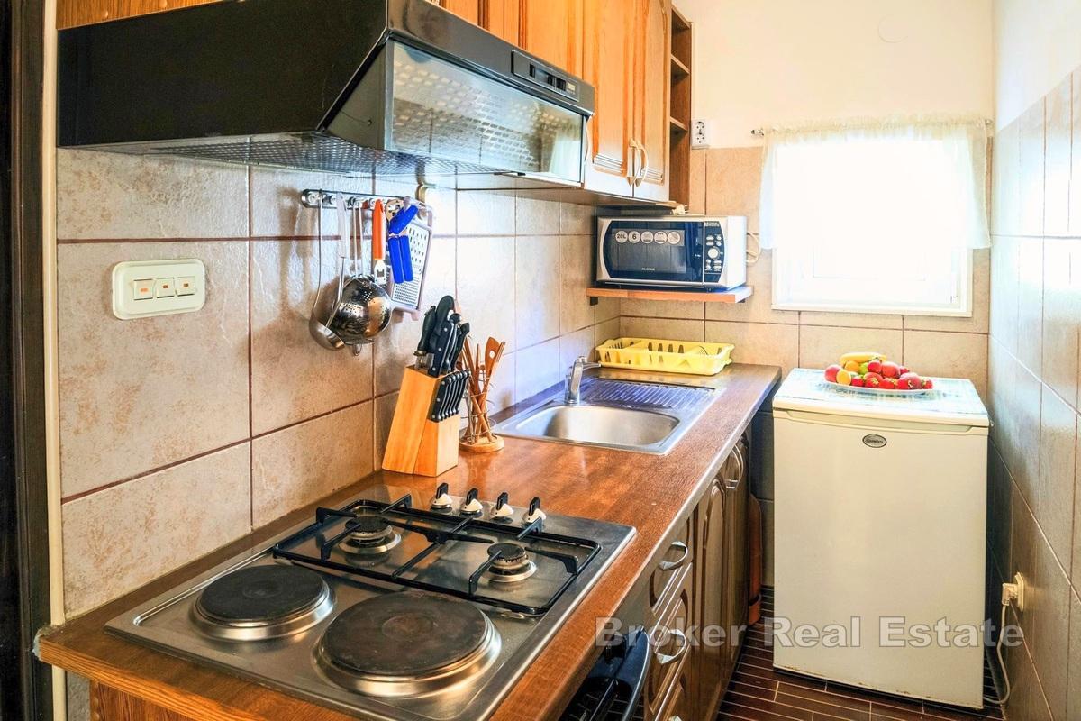 Uroczy dom z trzema apartamentami i widokiem na morze