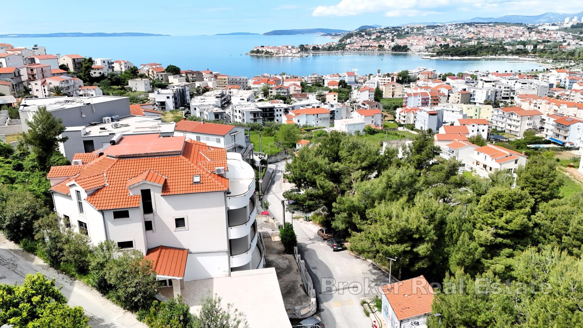 Edificio con piscina e appartamenti, vicino al mare