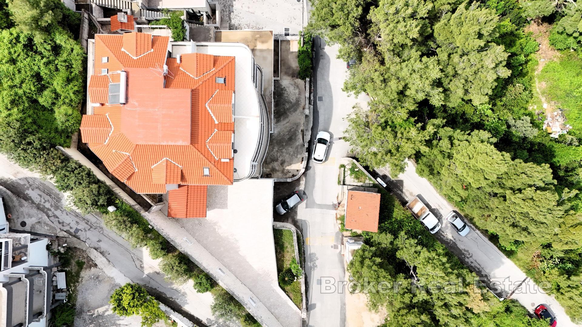 Edificio con piscina e appartamenti, vicino al mare