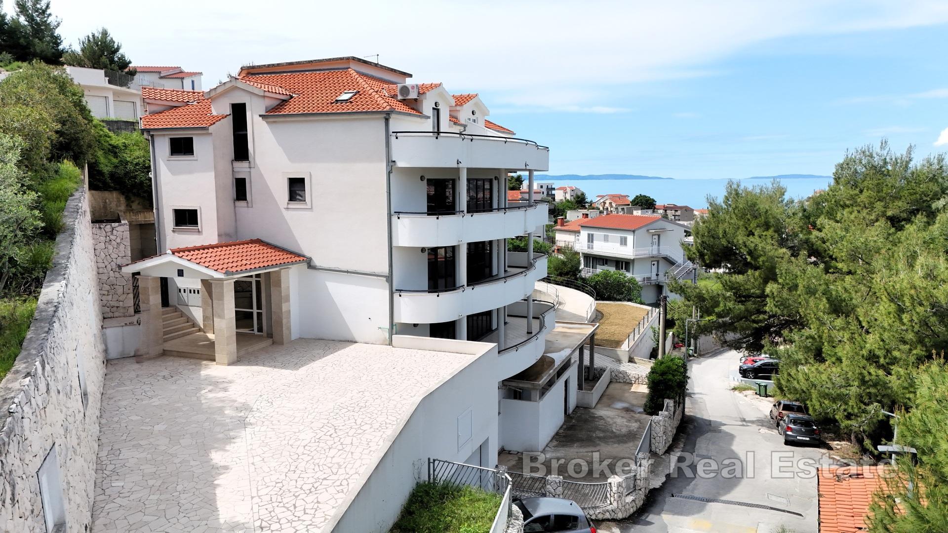 Edificio con piscina e appartamenti, vicino al mare