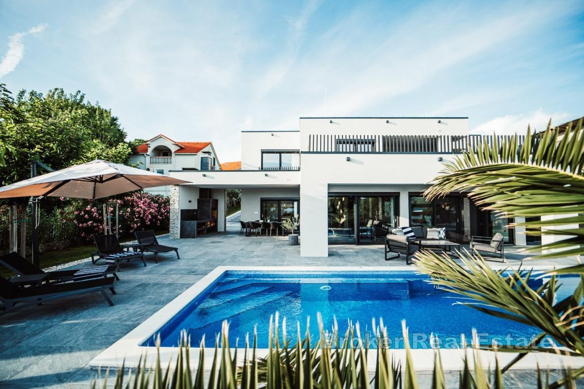 Villa di lusso con piscina, sauna e vista mare