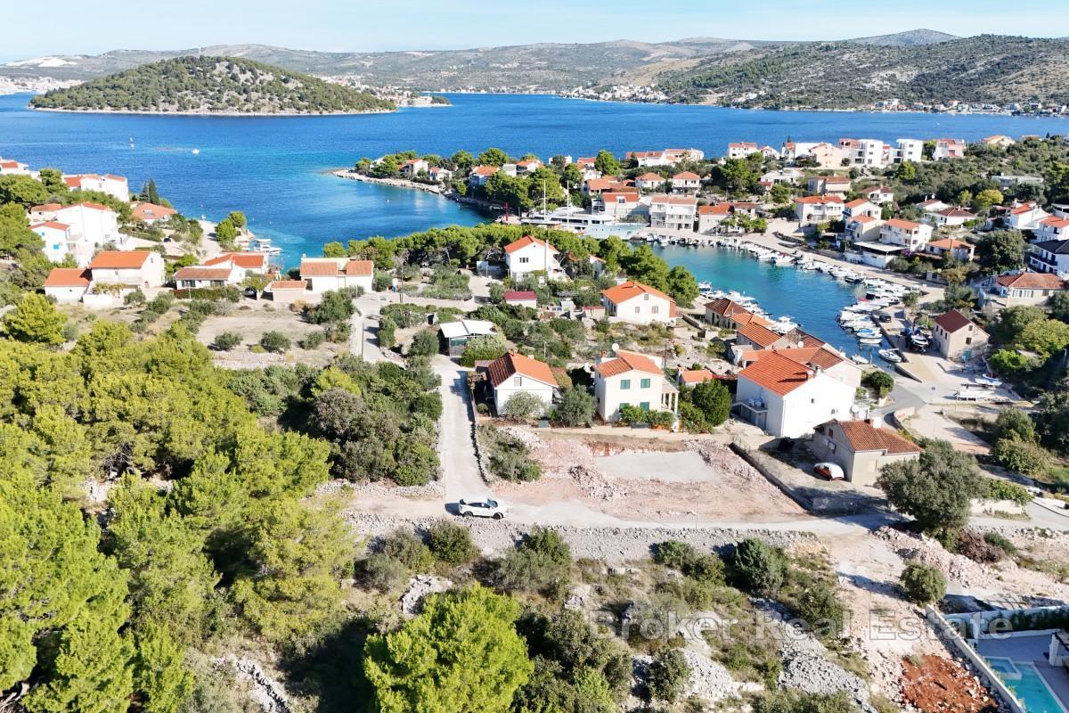Pozemek u moře a restaurací