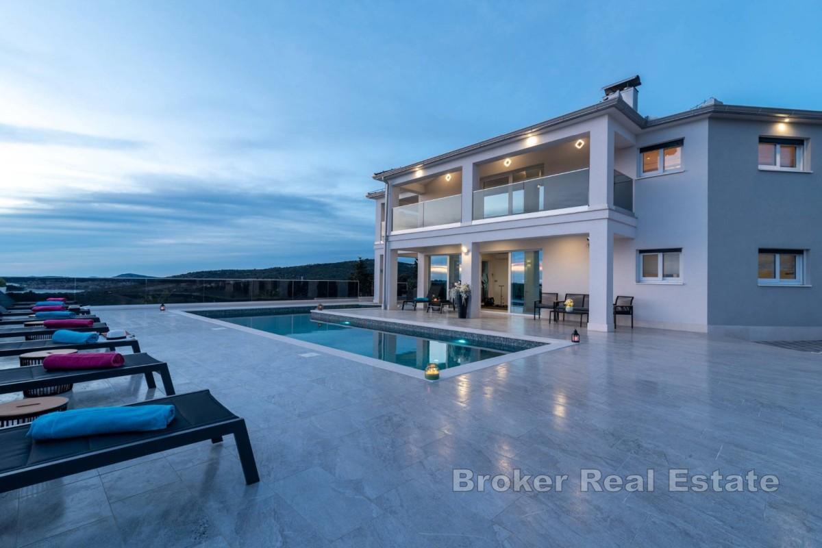Exklusive Villa mit Infinity-Pool und Panoramablick aufs Meer