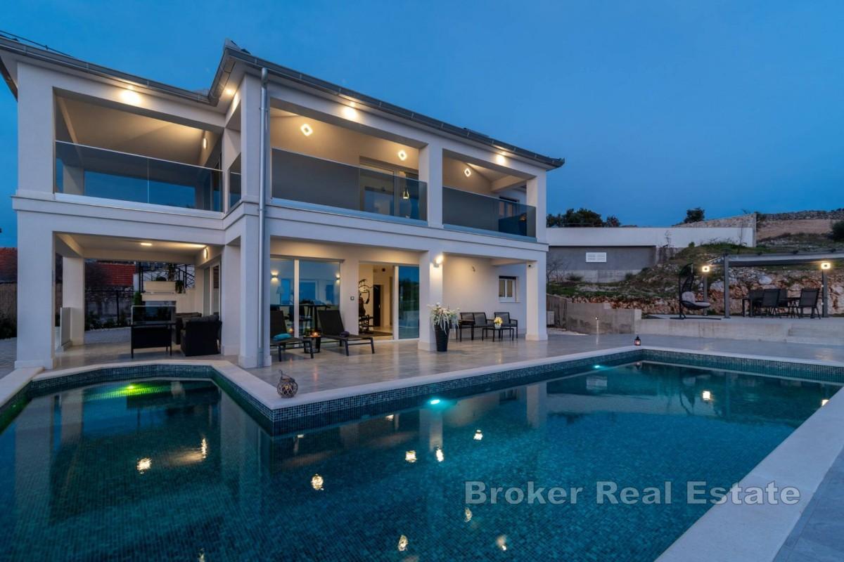 Exklusive Villa mit Infinity-Pool und Panoramablick aufs Meer