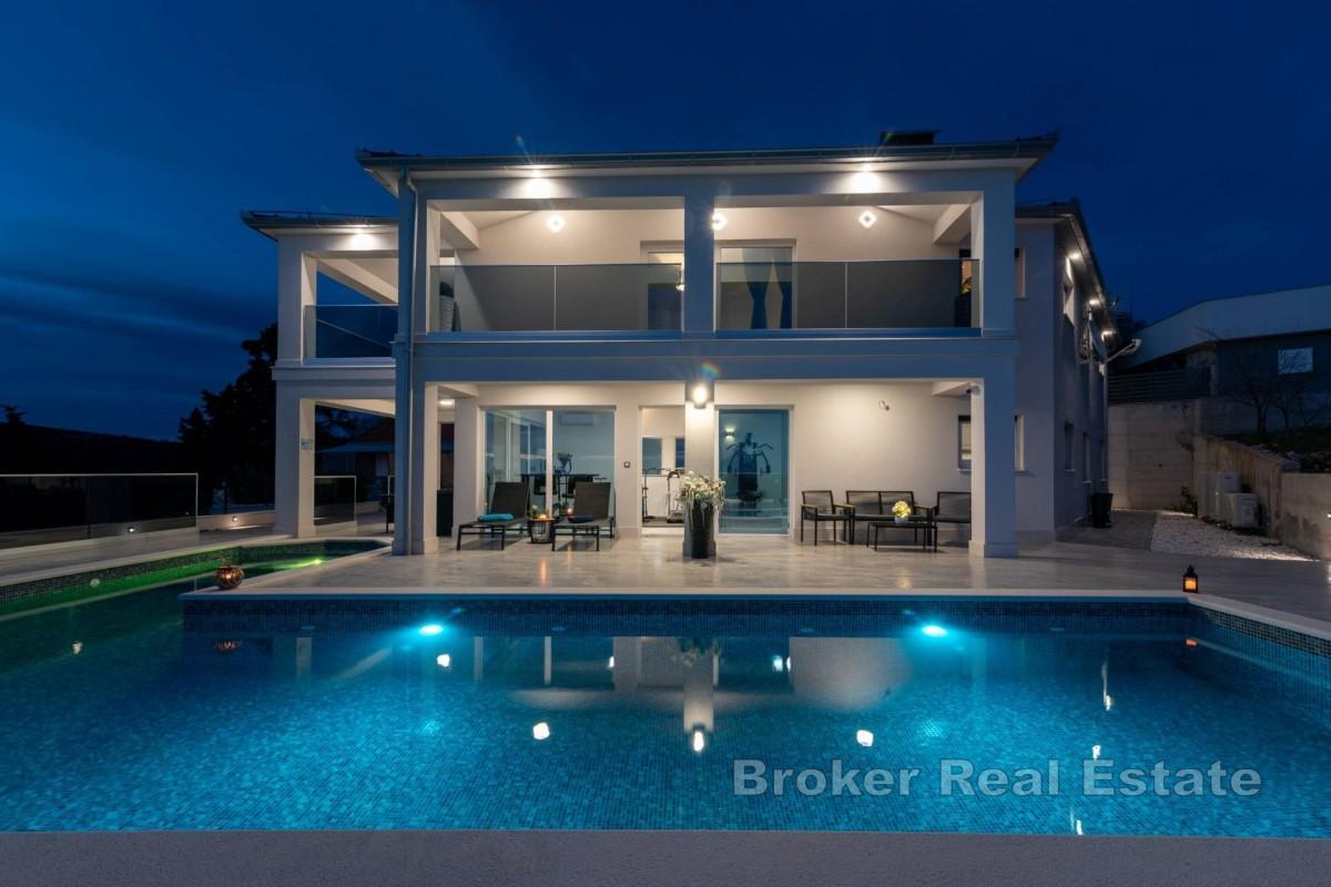 Exklusive Villa mit Infinity-Pool und Panoramablick aufs Meer