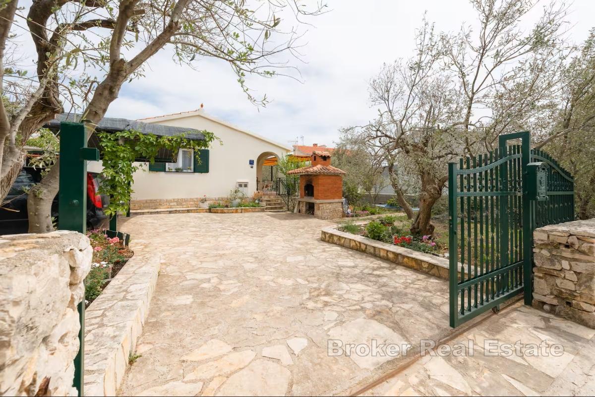 Casa con due appartamenti in ottima posizione vicino al mare