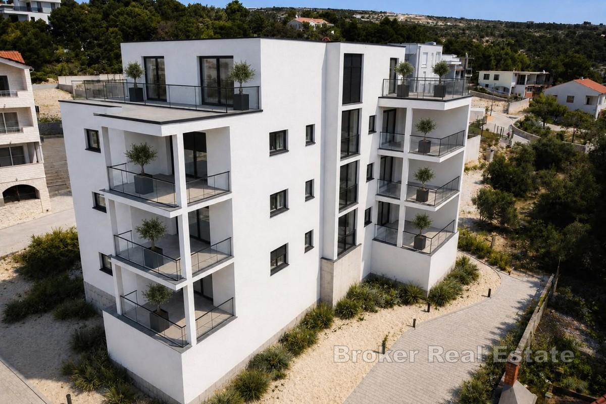 Moderno appartamento con ampia terrazza e vista mare aperta