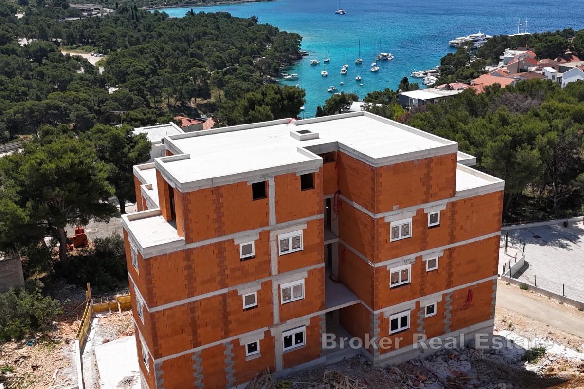 Moderno appartamento con ampia terrazza e vista mare aperta