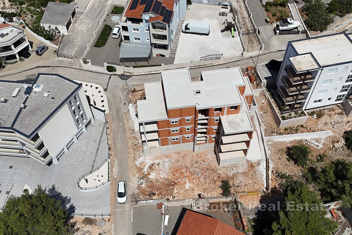 Moderno appartamento con ampia terrazza e vista mare aperta
